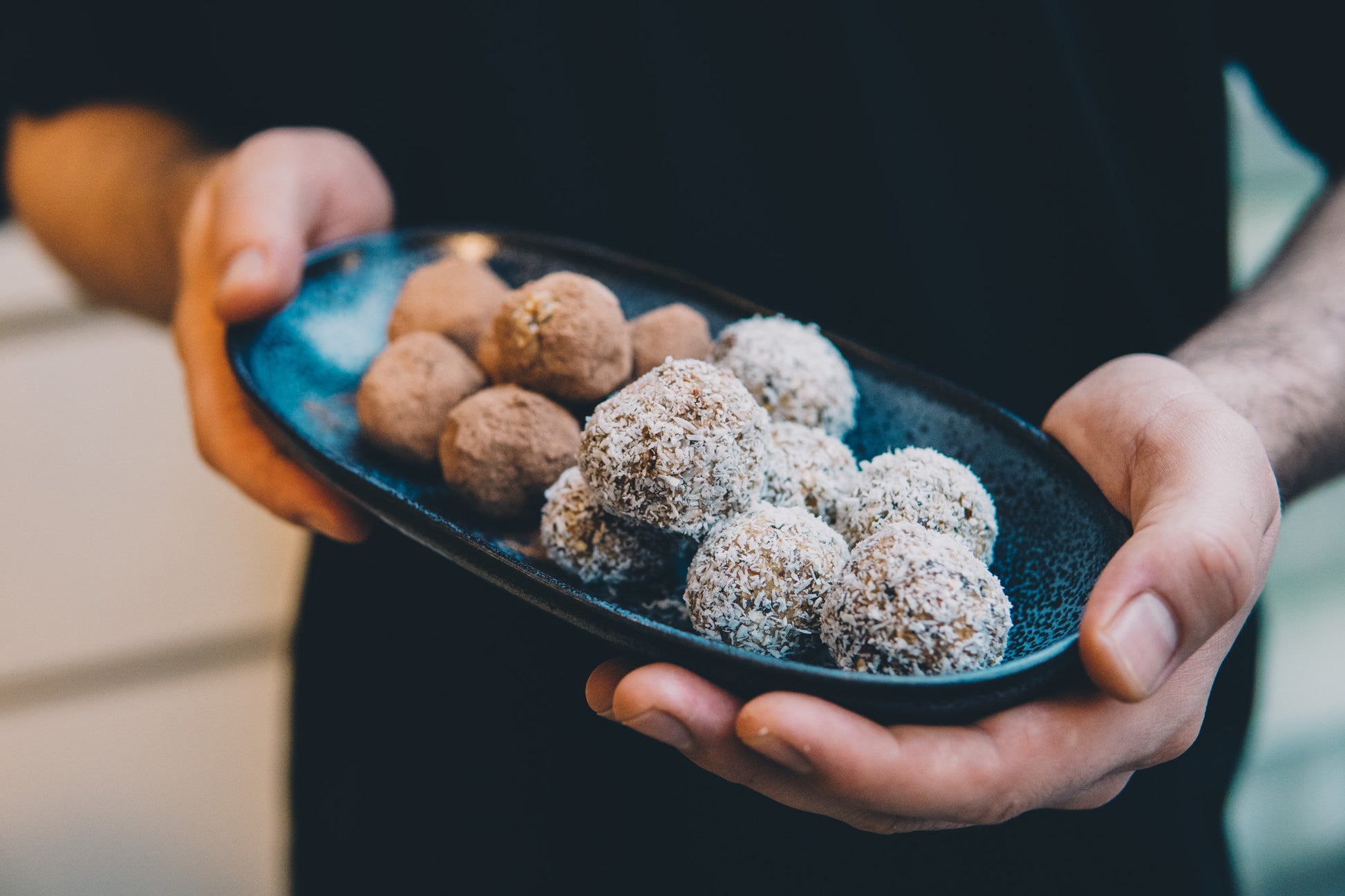 Mana-Energyballs Rezept mit Kakaopulver und Kokosraspeln